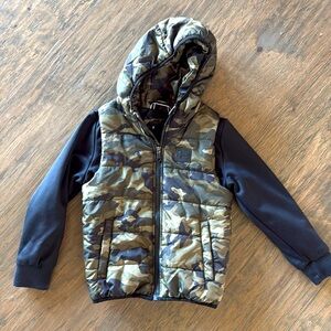Under Armour size 7 camo hooded vest jacket
